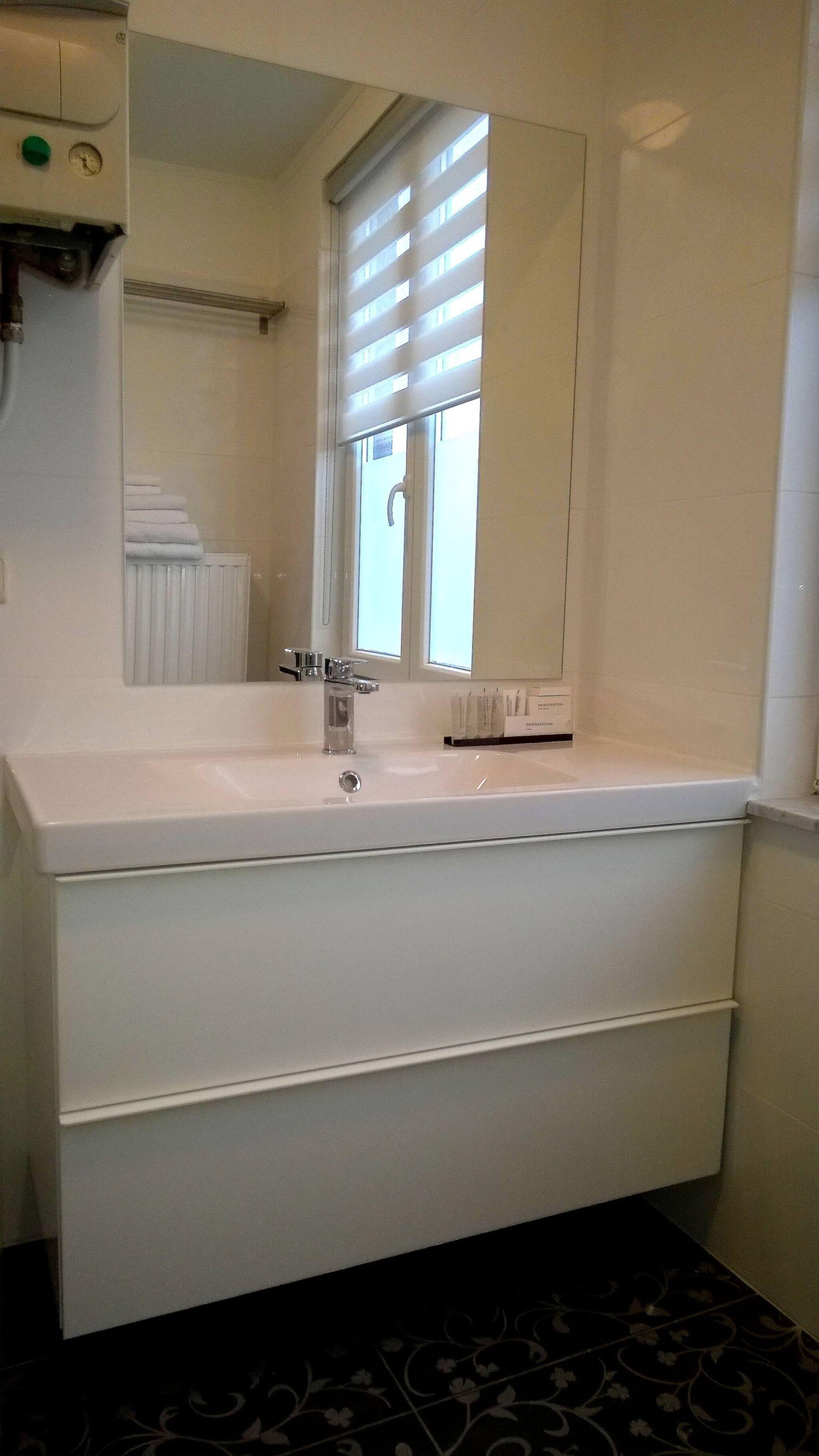 Apartment Almost White, Near Train, Metro N7688