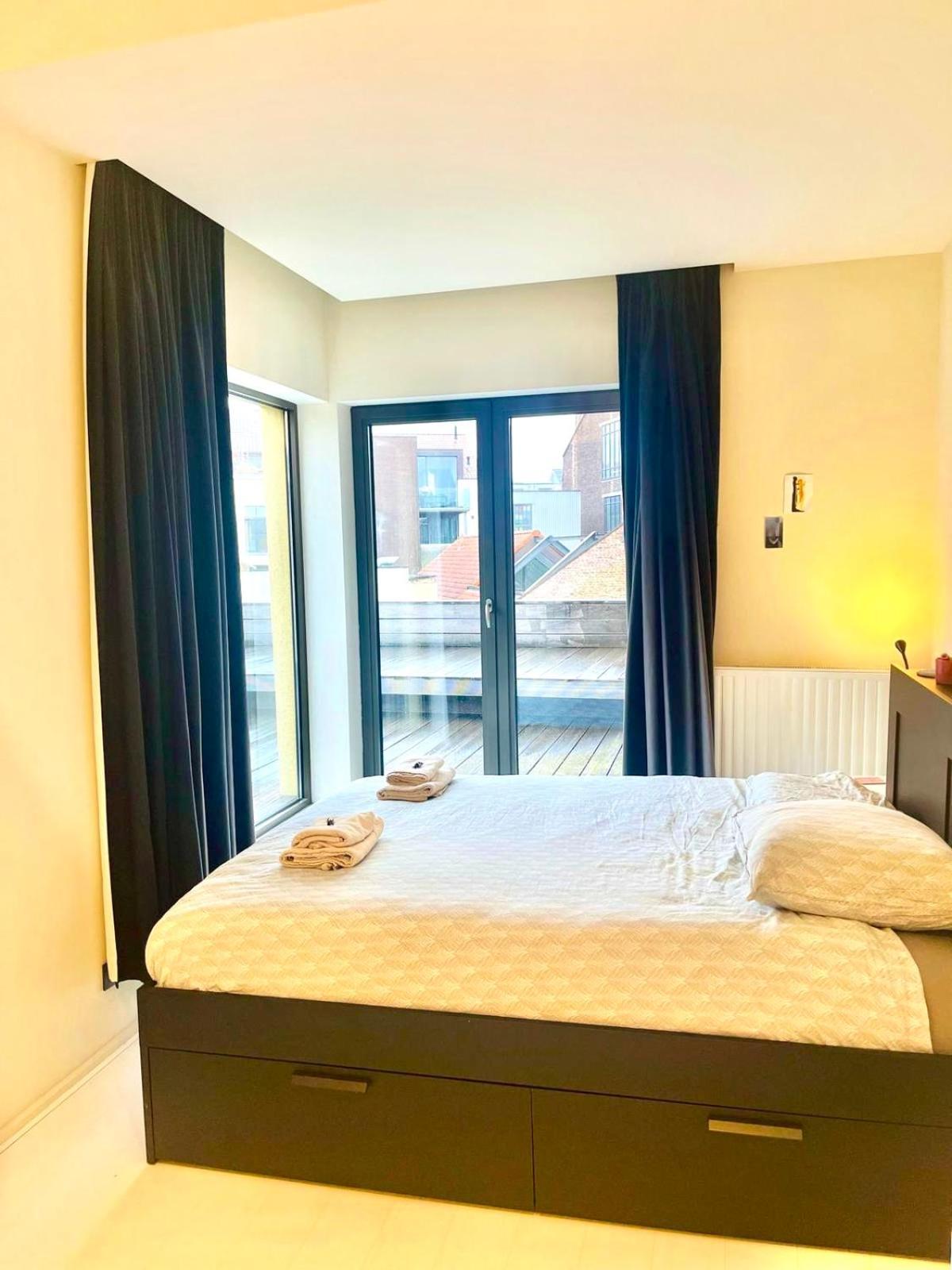 Elegant Quiet And Bright *