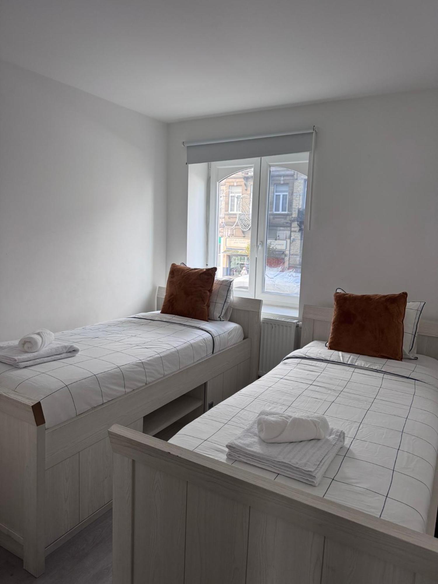 Deux Pres De Atomium *