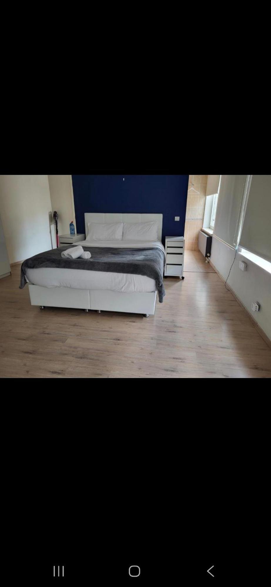 Les Pieds A La Grande Place *