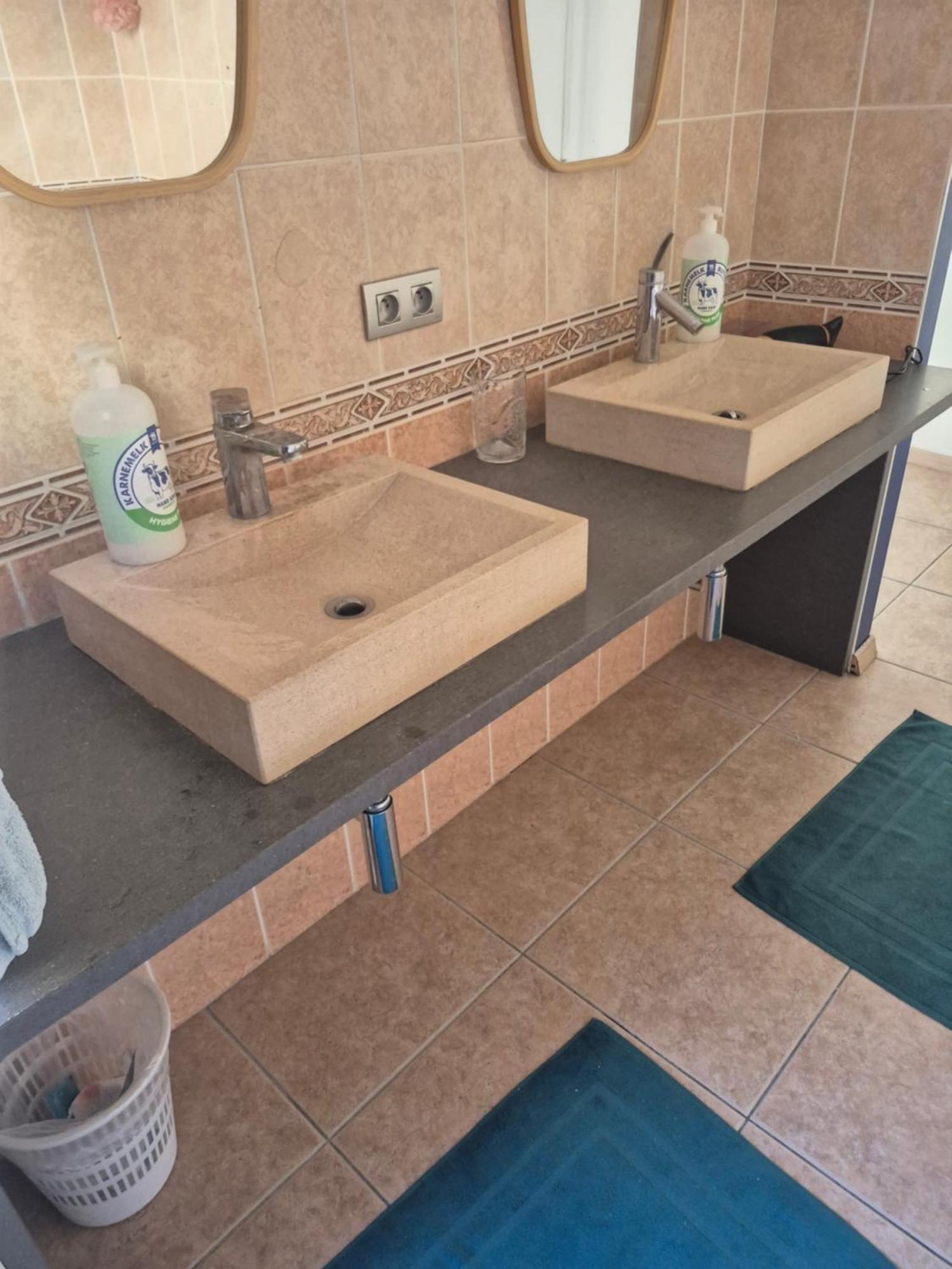 Les Pieds A La Grande Place *