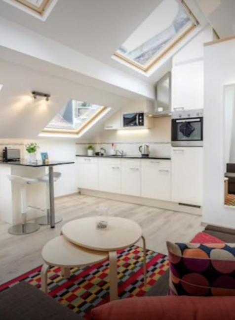 Apartment - Steps Grand Place - Local Vibrant Neighbourhood *