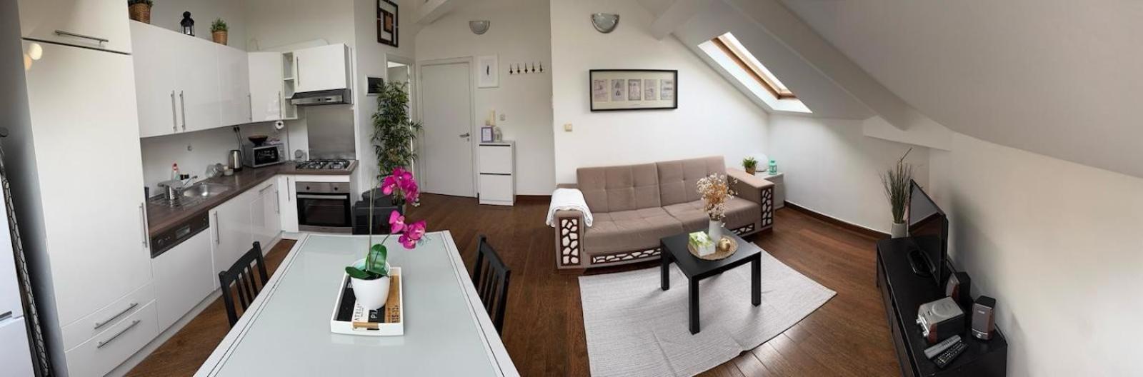 Apartment - Steps Grand Place - Local Vibrant Neighbourhood *