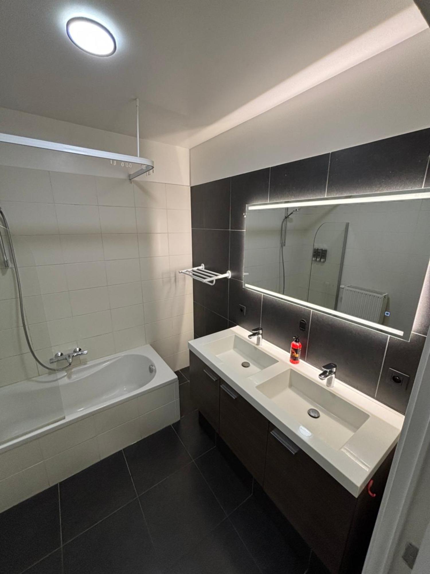 Stylish, Modern & Spacious In Apartment