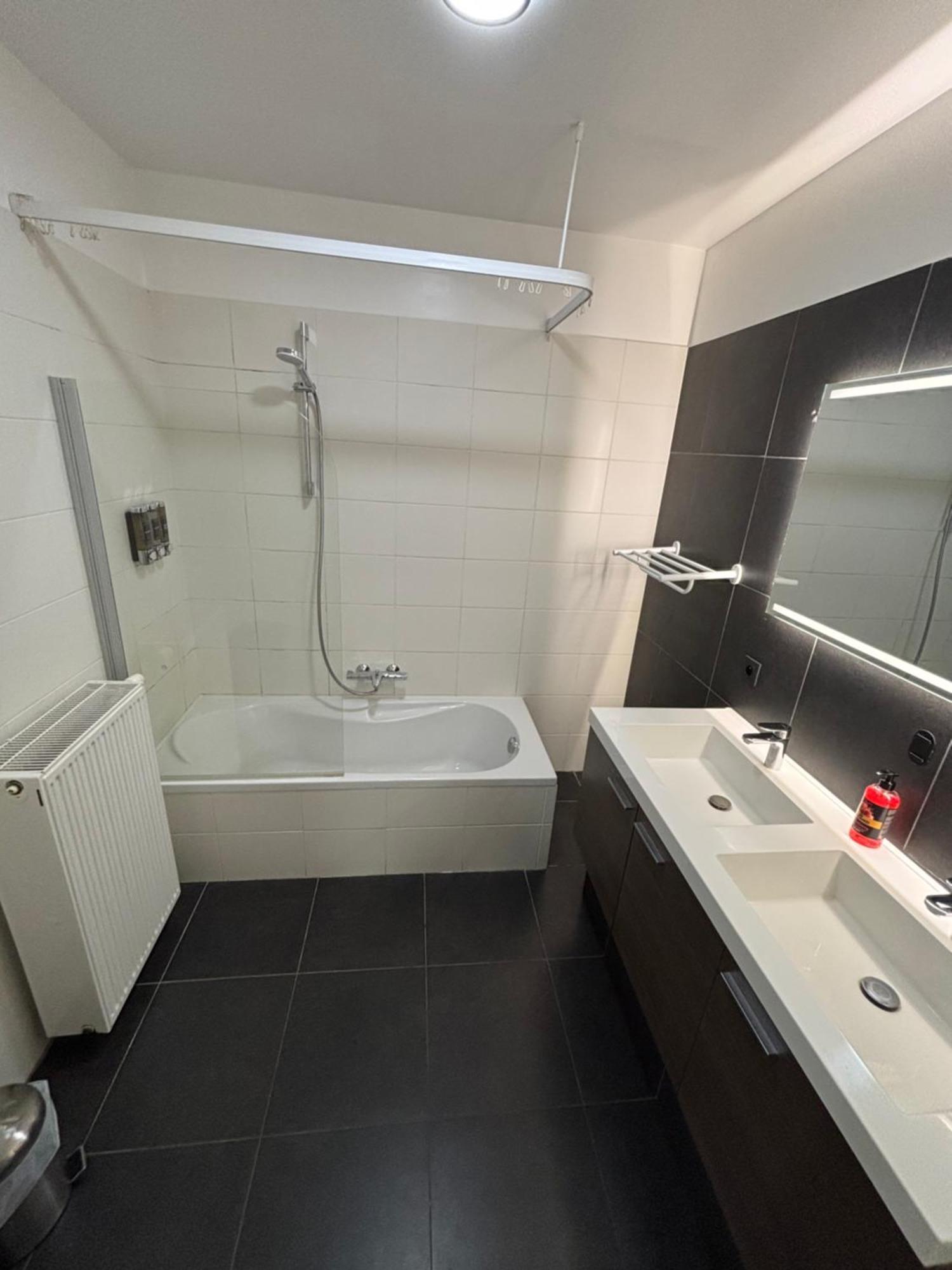 Stylish, Modern & Spacious In Apartment