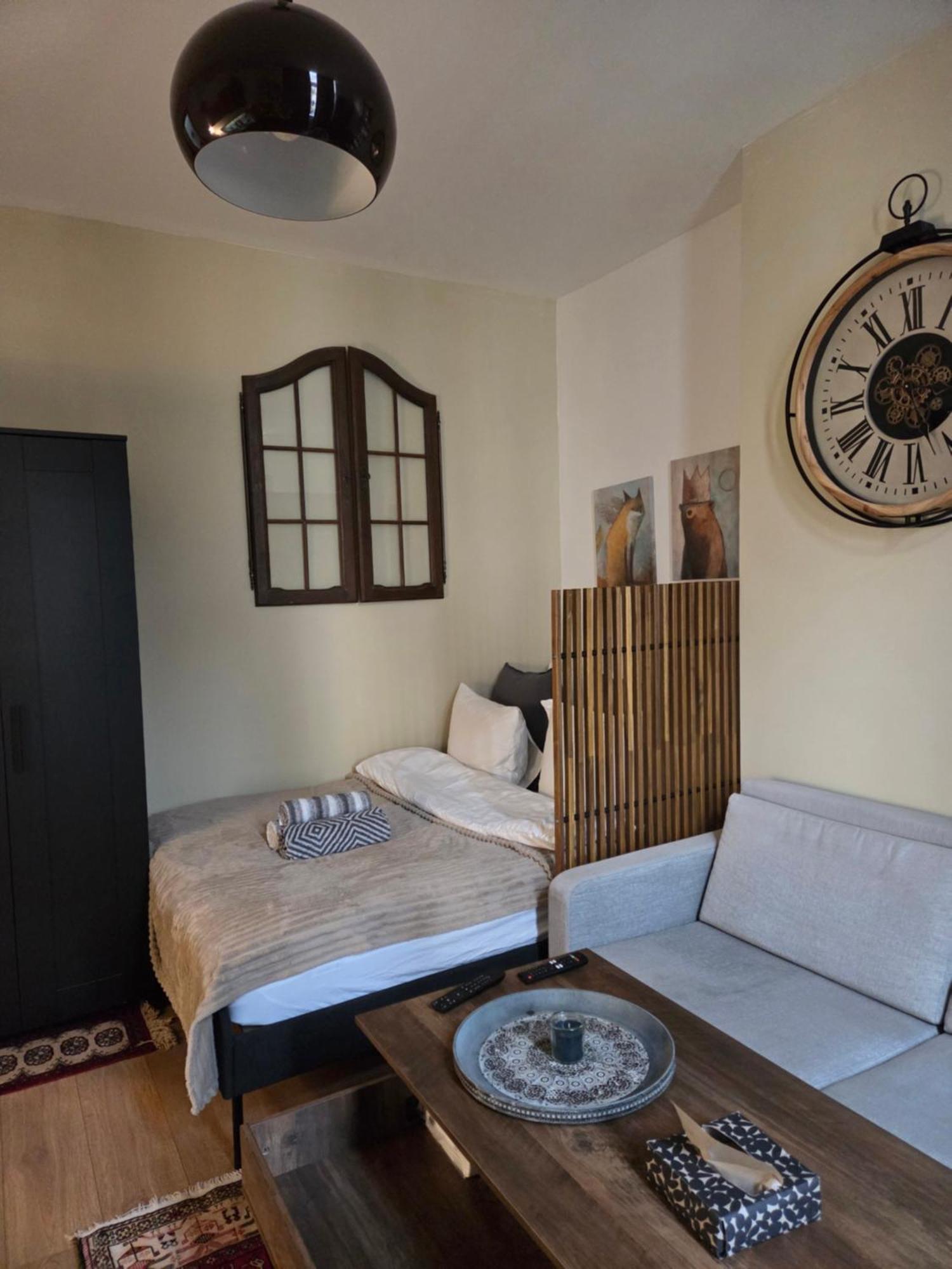 Pb155, Balcony With Street View Guest house Brussels