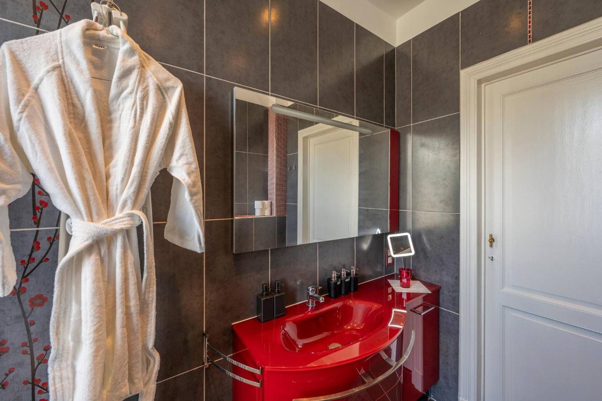 Euro Edens Cosy Historic In Jacuzzi, Garden, Location Guest house 3*