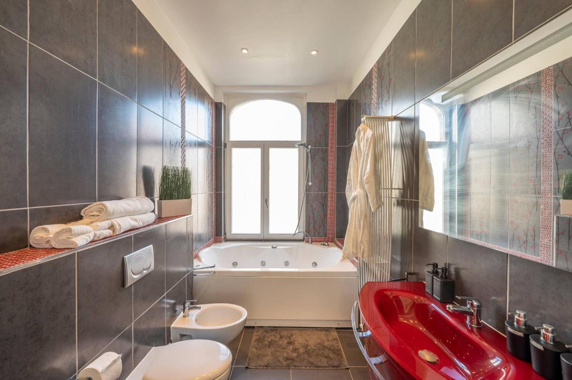 Euro Edens Cosy Historic In Jacuzzi, Garden, Location Guest house