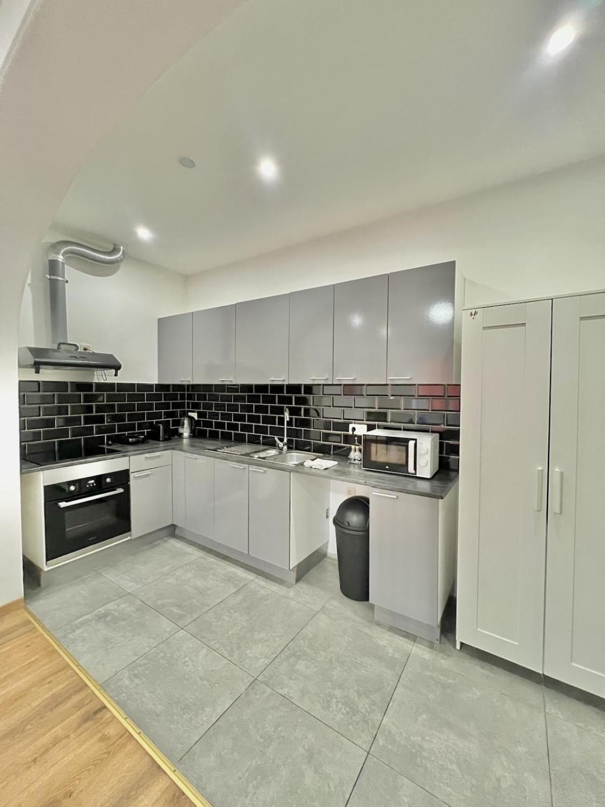 Apartment Spacious For 6 Near Center Of