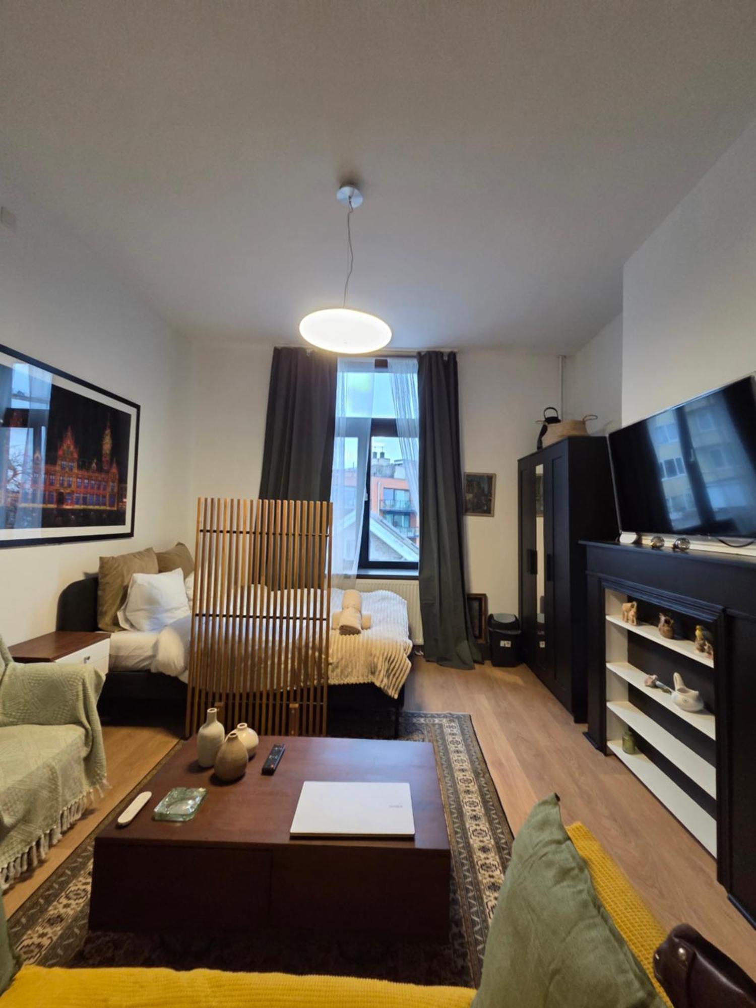 The Amber Lounge, 1040 *