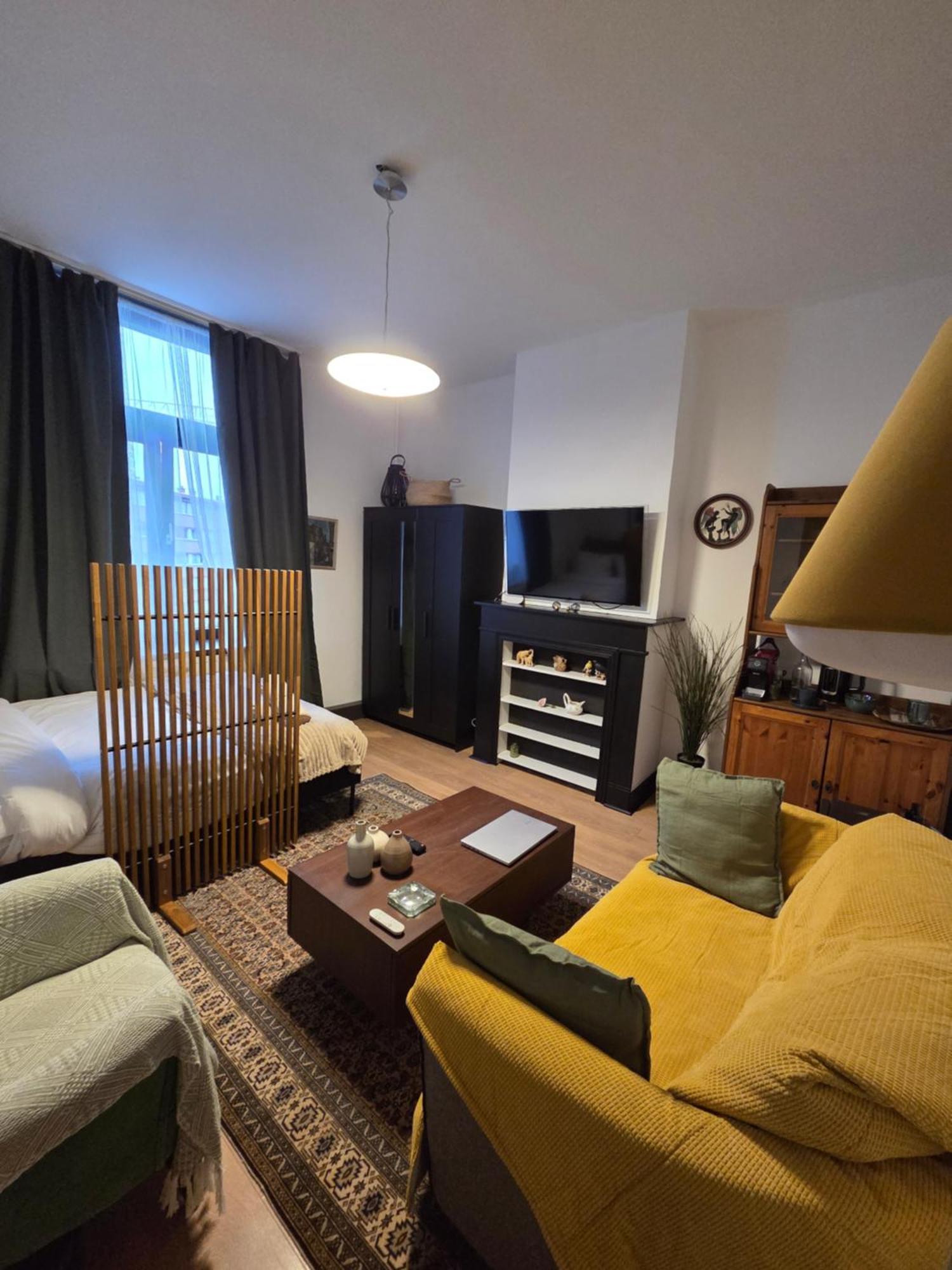 The Amber Lounge, 1040