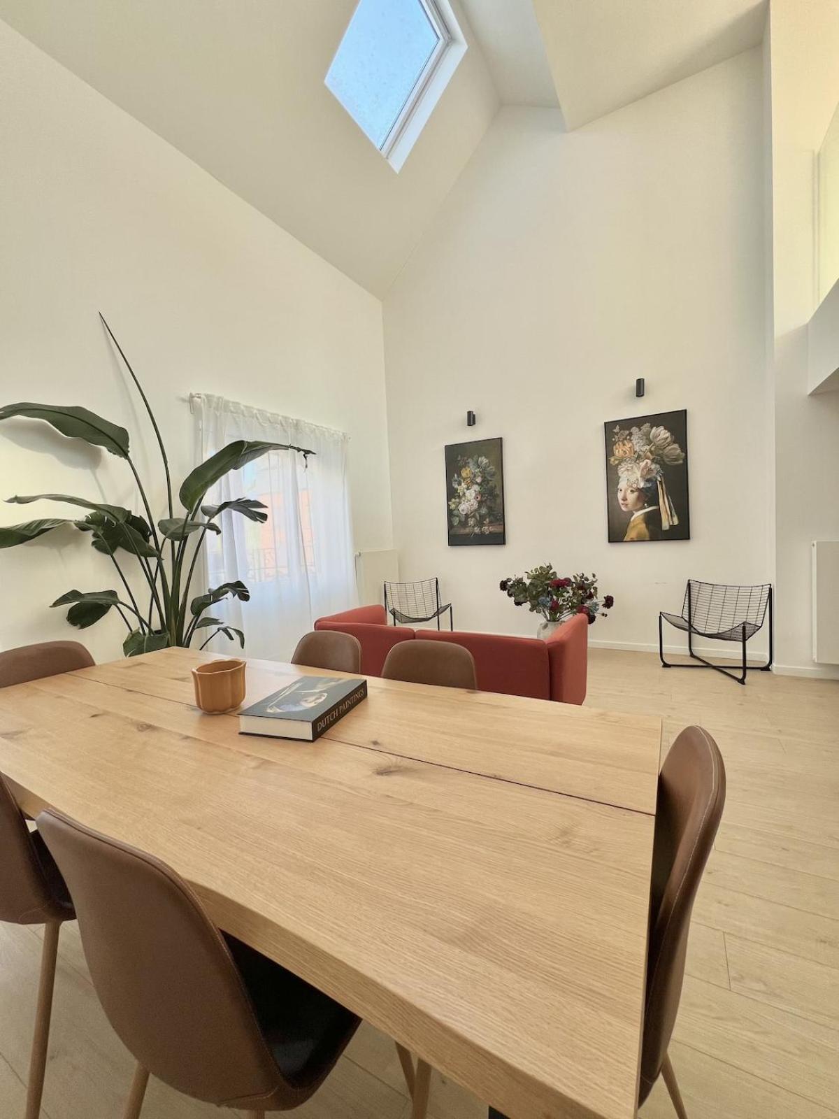 Chic & Bright Near Montgomery Apartment *