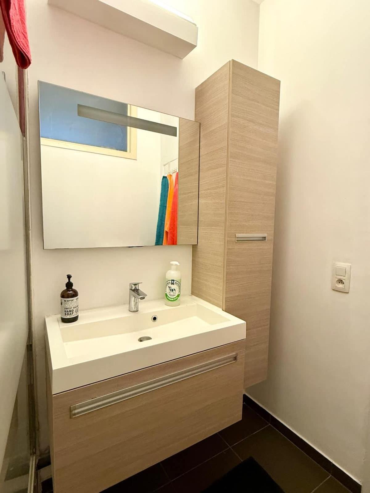 3 Min To The Grand-place 6 Min To Manneken Pis & Sleeps 6 Brussels