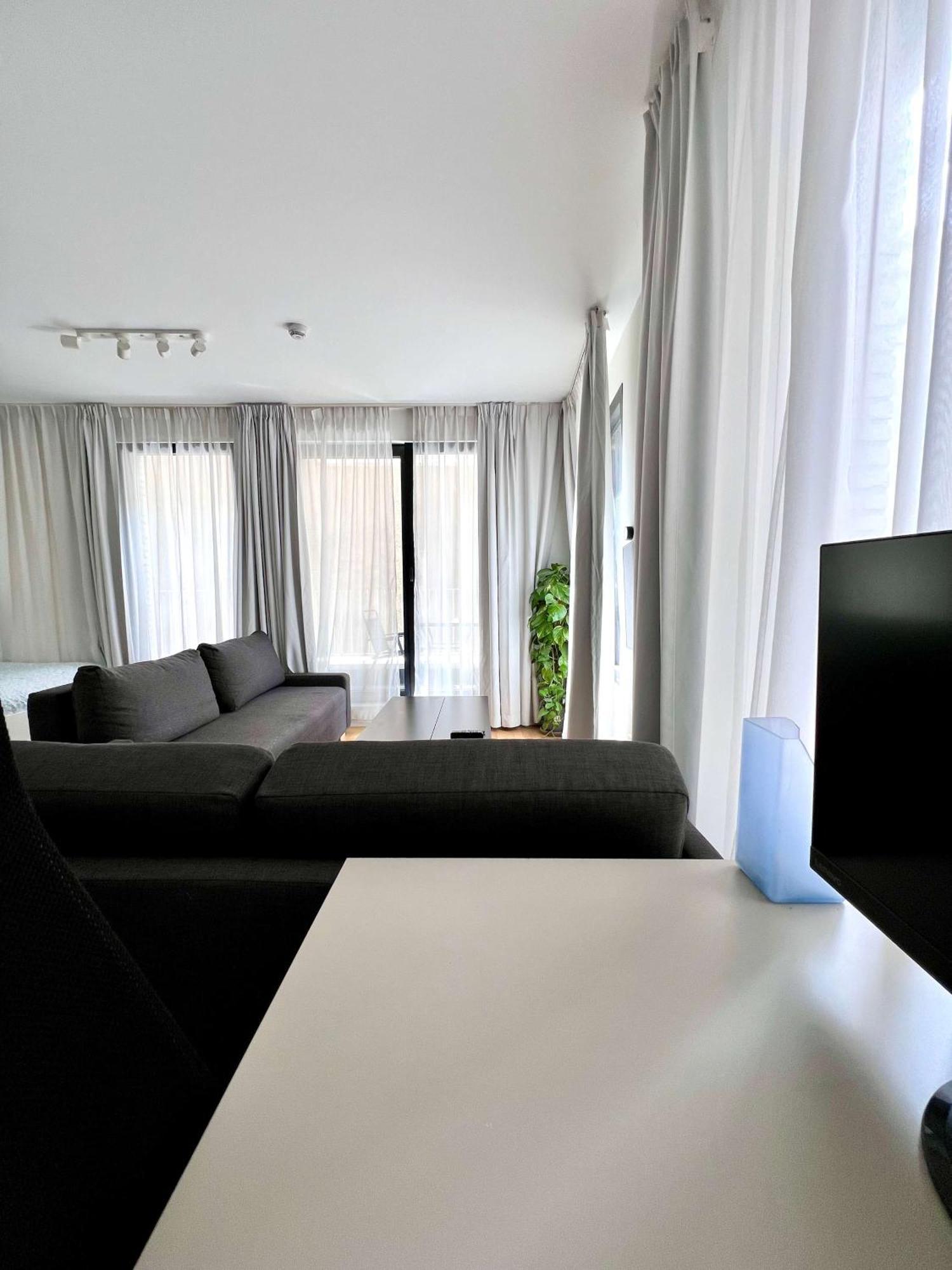 Lovely With Balcony By Grand Place For 4 Apartment