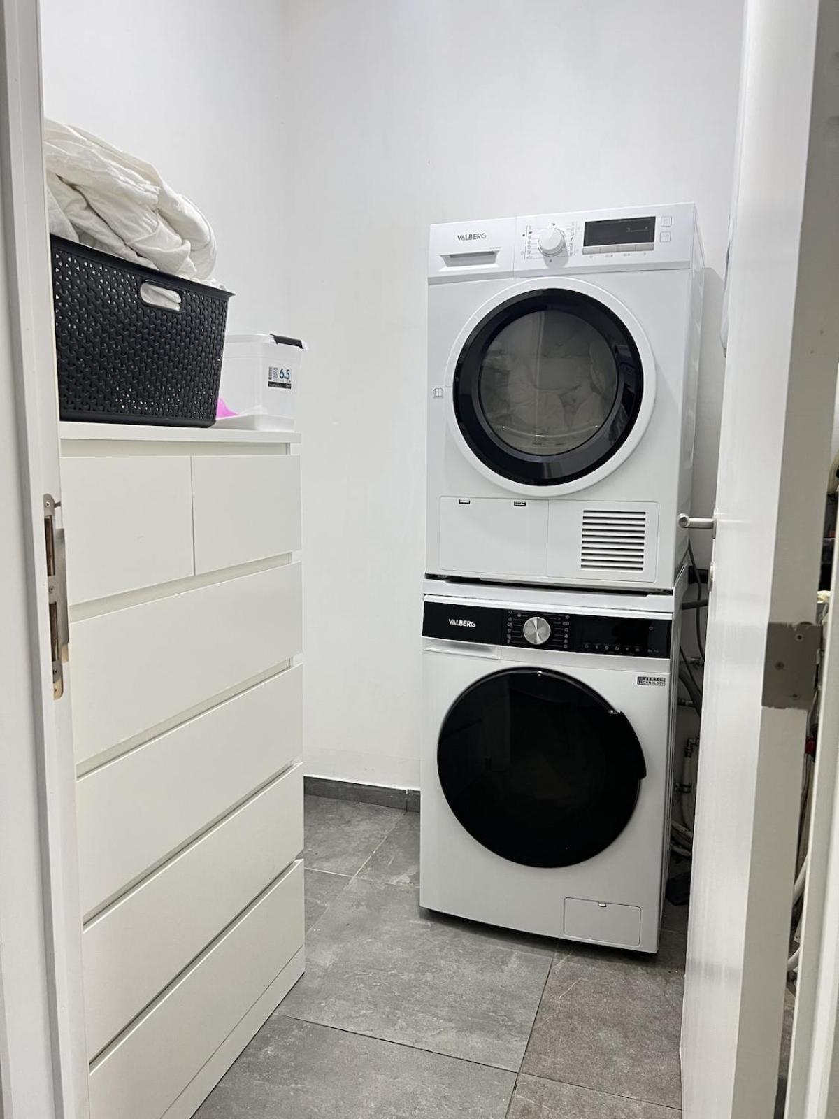 Spacious For 6 Near Center Of