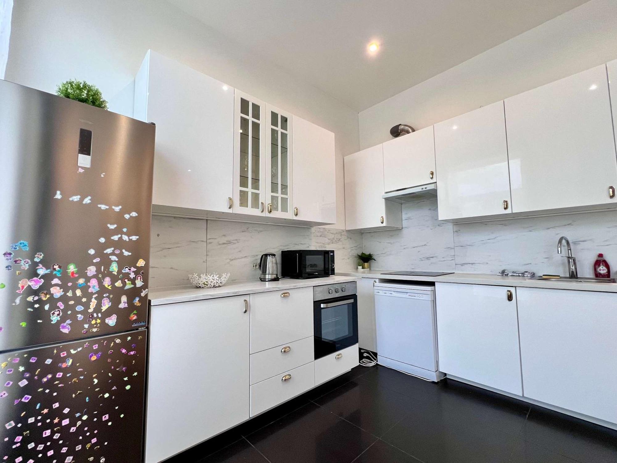 Cosy Family For Up To 9 Guests Near Midi Station Apartment