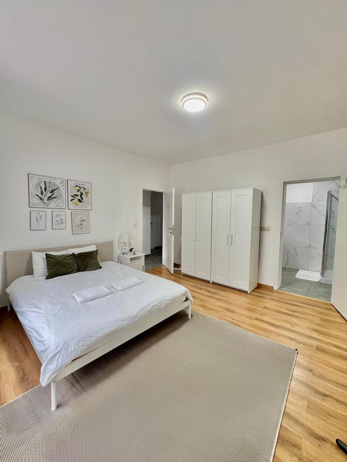 Spacious For 6 Near Center Of Apartment *