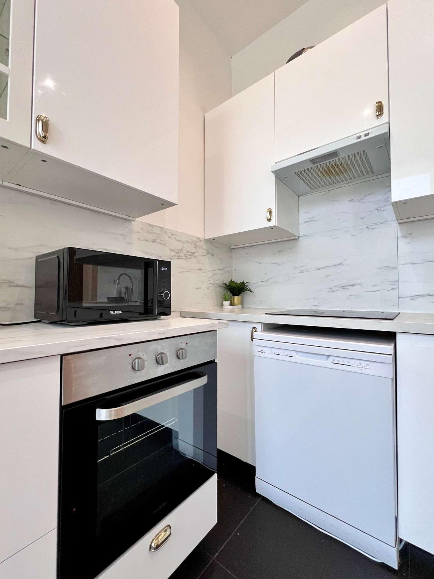 Cosy Family For Up To 9 Guests Near Midi Station *