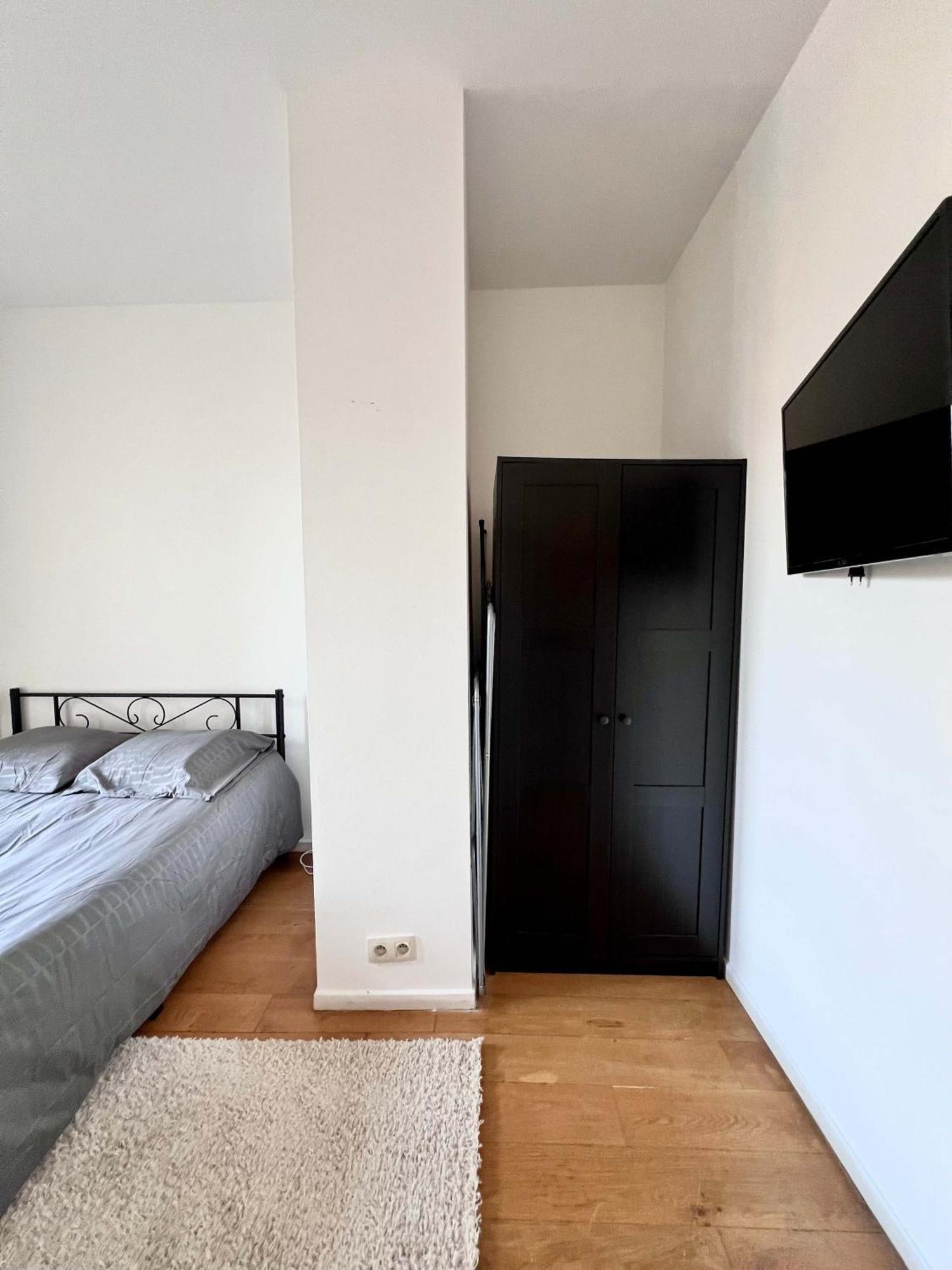 Cosy Family For Up To 9 Guests Near Midi Station Apartment