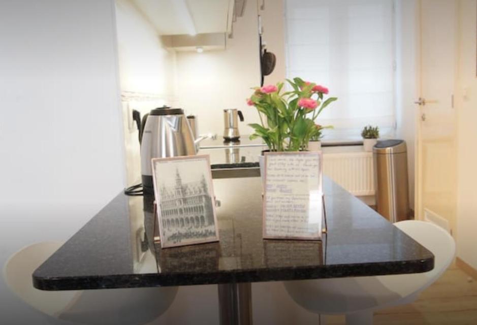 Apartment - Steps Grand Place - Local Vibrant Neighbourhood *