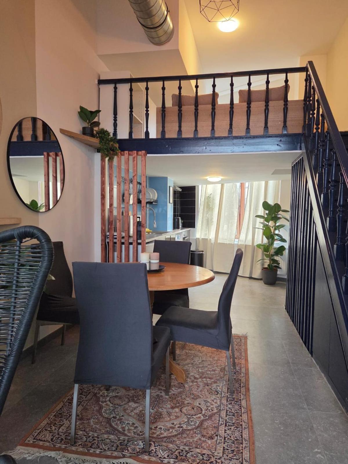 Apartment Industrial-style Loft With Mezzanine Bedroom In Prime Area *