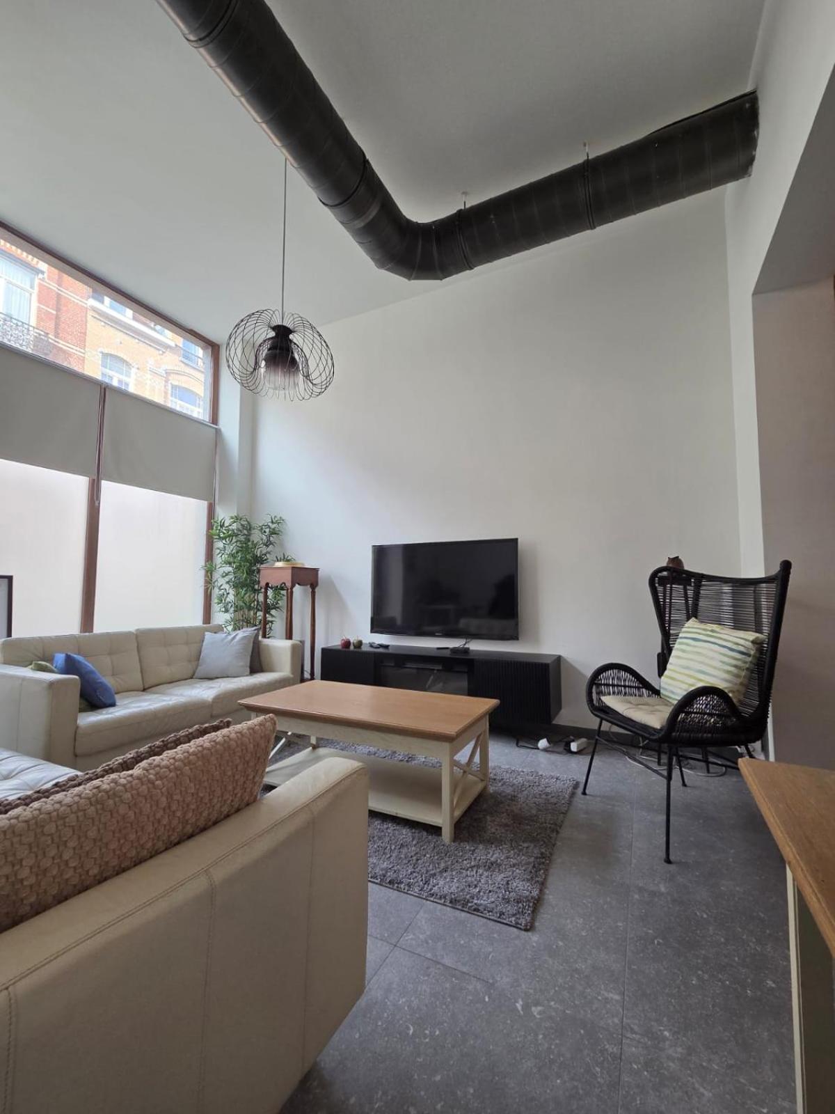 Apartment Industrial-style Loft With Mezzanine Bedroom In Prime Area