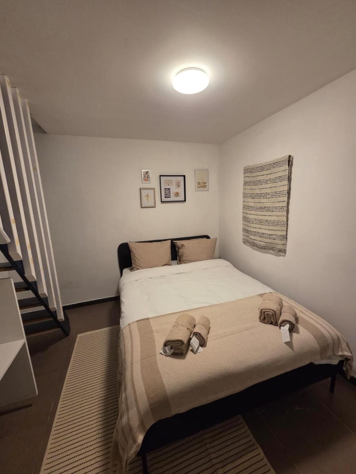 Apartment Industrial-style Loft With Mezzanine Bedroom In Prime Area