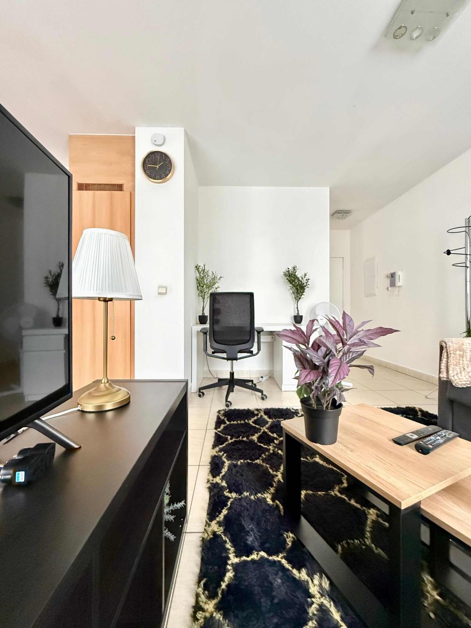 Elegant Close To The European Parliament Apartment *