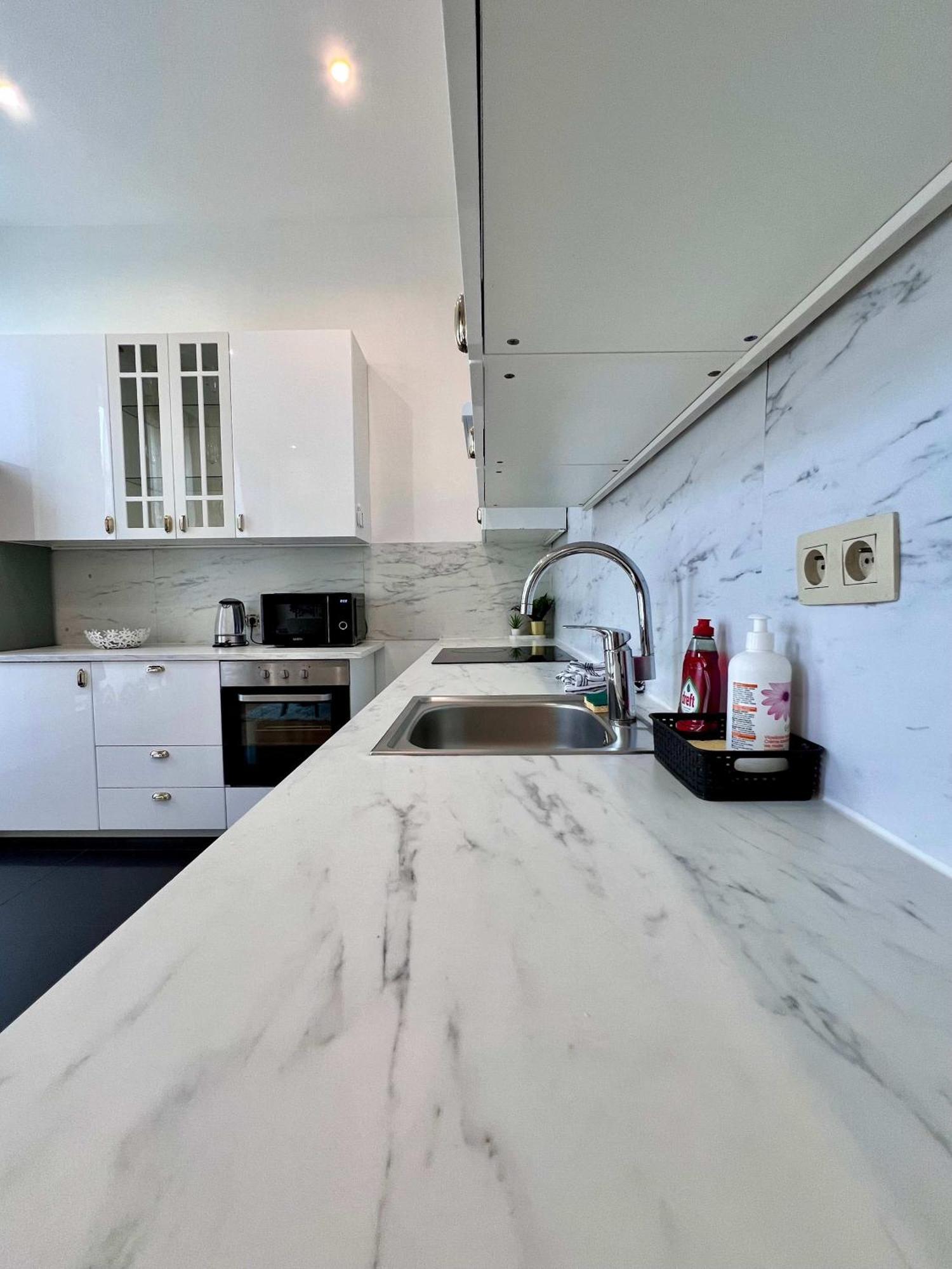 Family Cosy For Up To 9 Guests Near Midi Station