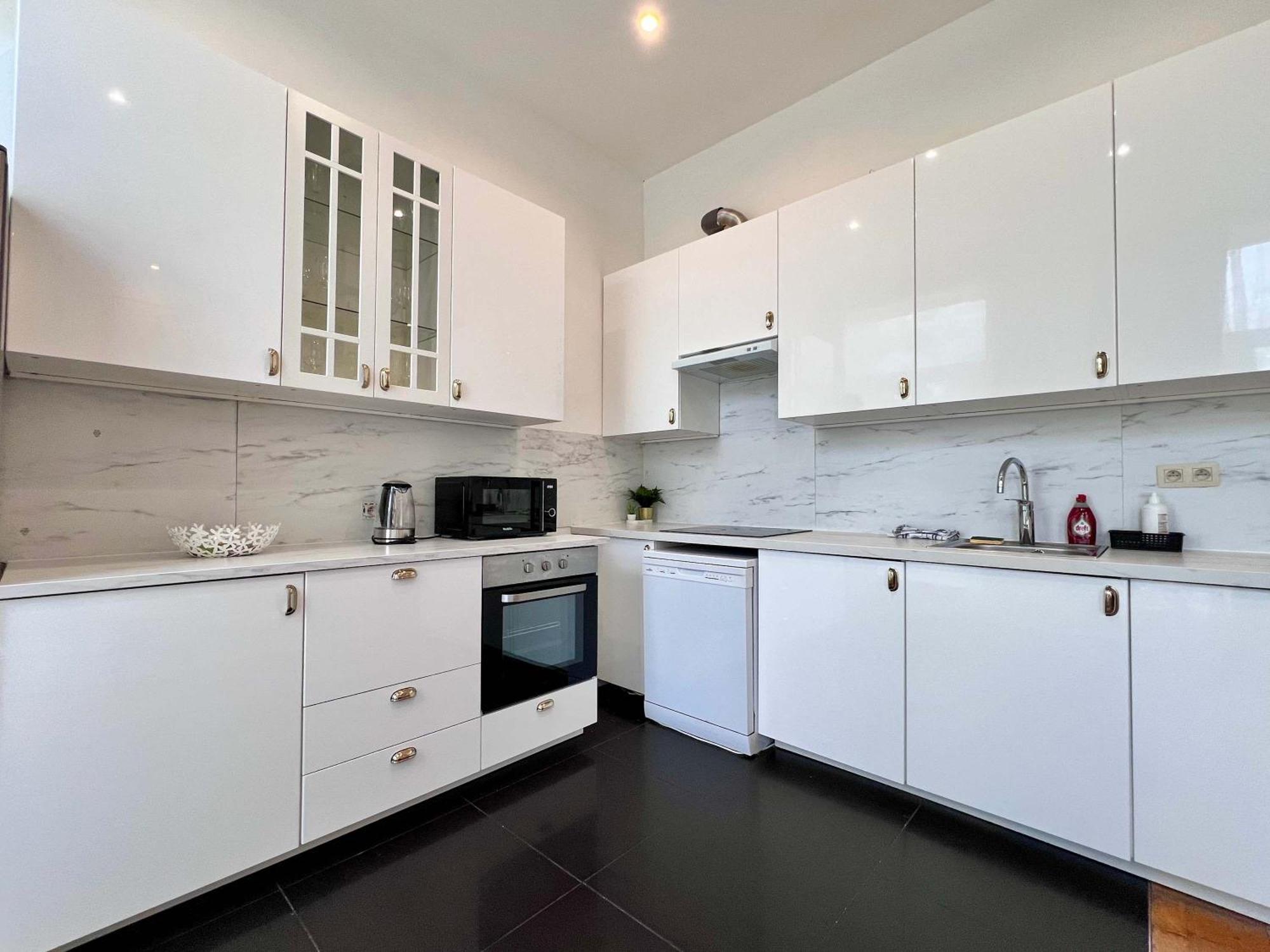 Family Cosy For Up To 9 Guests Near Midi Station *