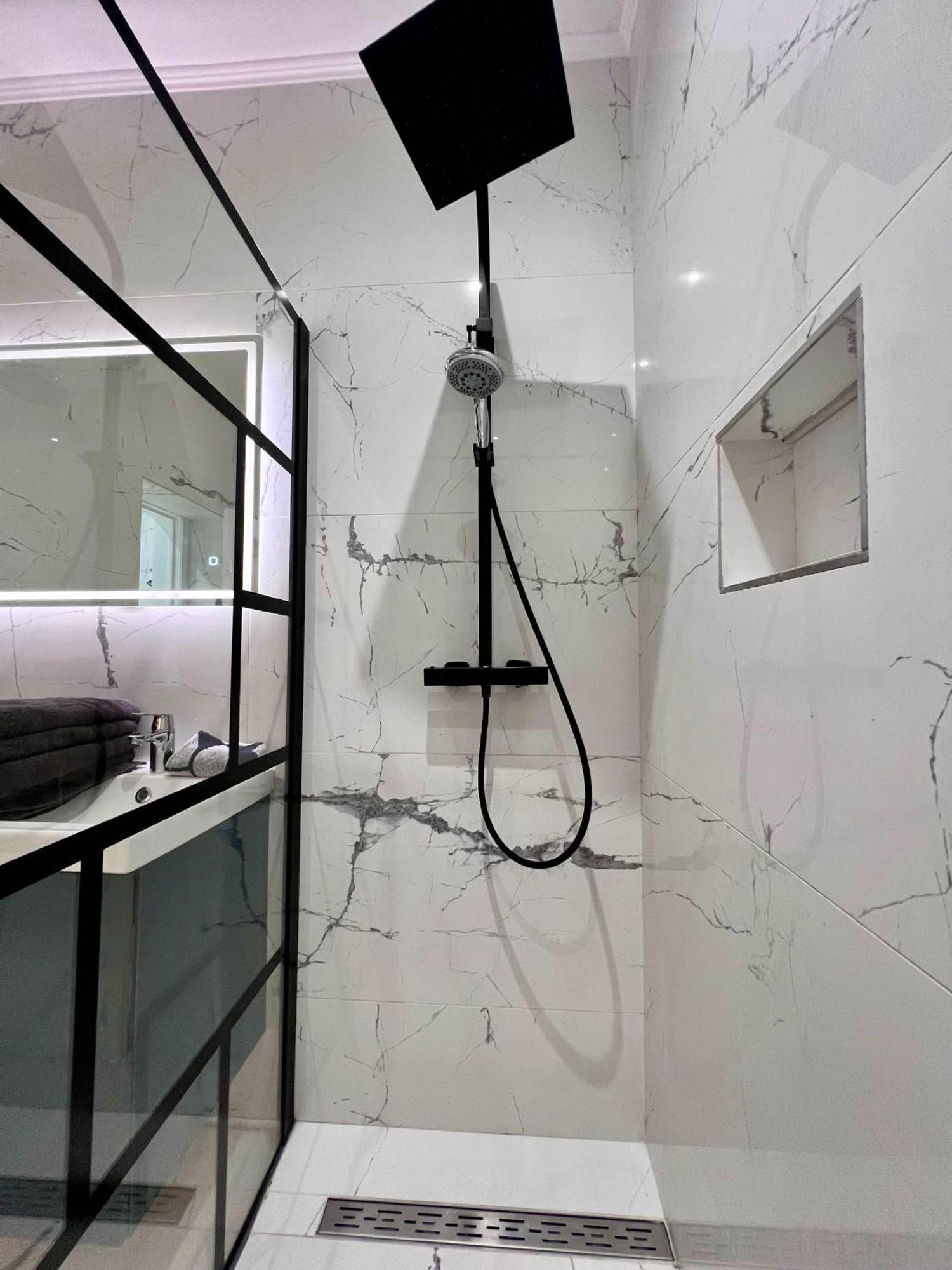 Family Cosy For Up To 9 Guests Near Midi Station Apartment *