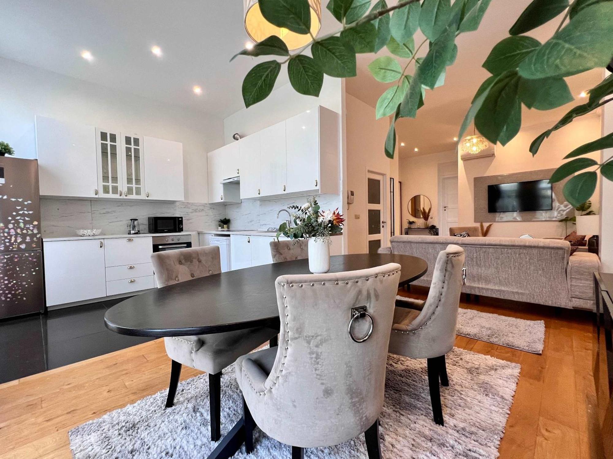 Family Cosy For Up To 9 Guests Near Midi Station