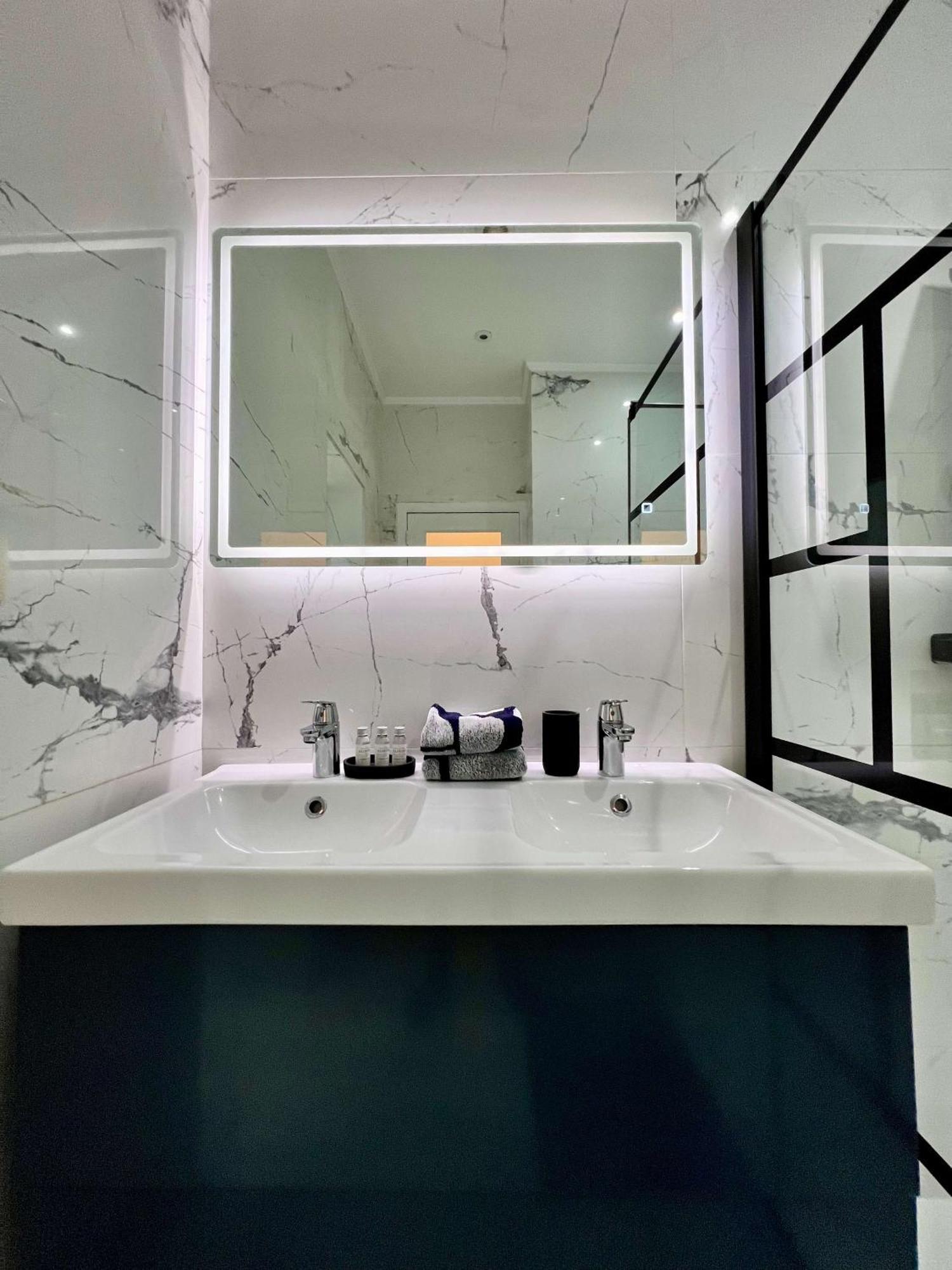 Family Cosy For Up To 9 Guests Near Midi Station *