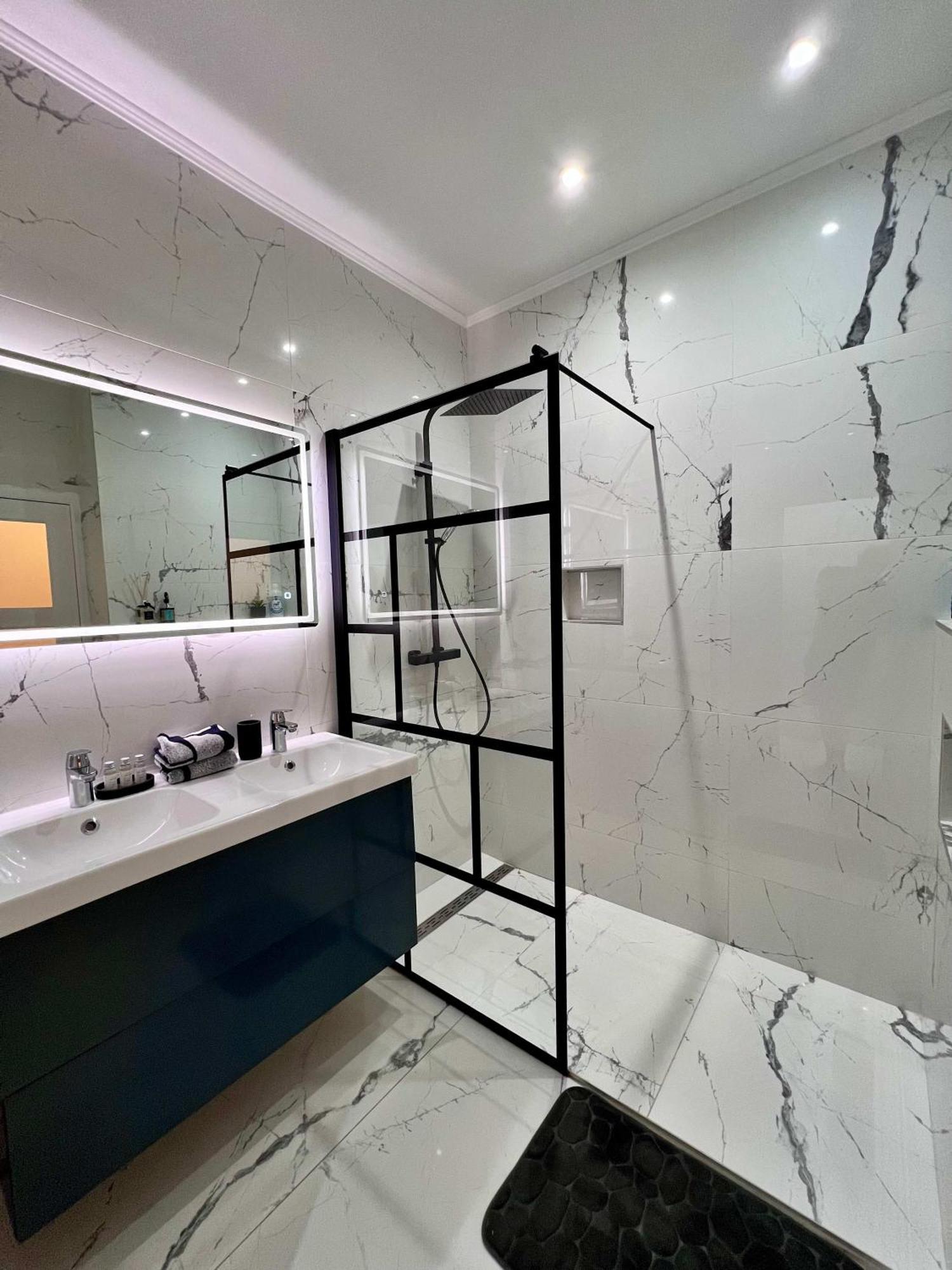 Family Cosy For Up To 9 Guests Near Midi Station Brussels