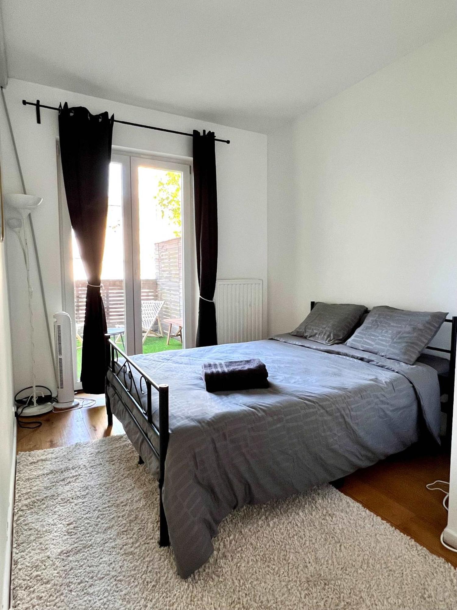 Family Cosy For Up To 9 Guests Near Midi Station Apartment *