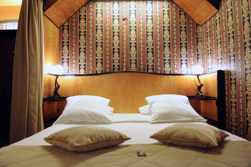 Latroupe Le Berger Hotel 3*
