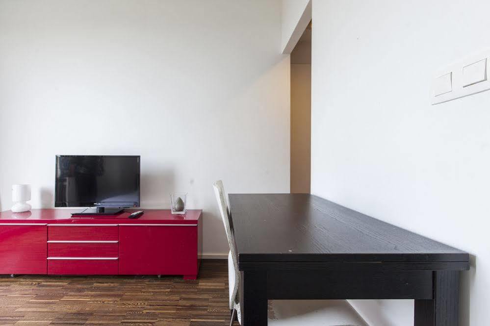 Chic Suisse Flat - Metro Louise Apartment *