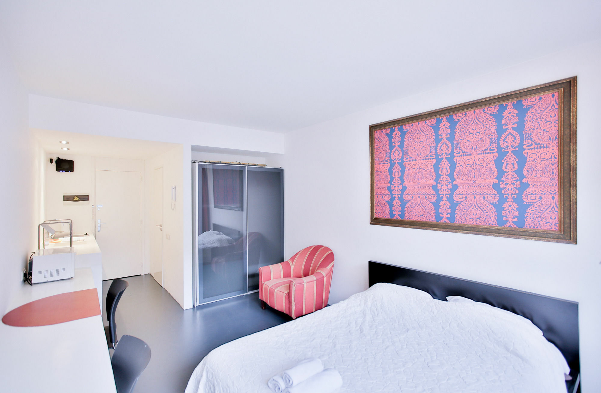Chic Suisse Flat - Metro Louise Apartment *