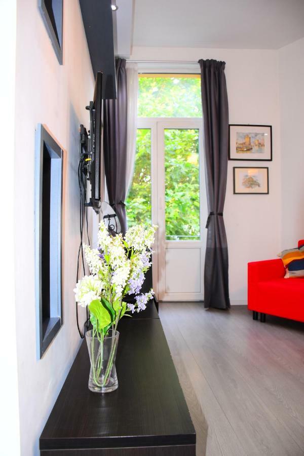 Apartment Centre *