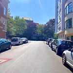 Spacious In Brussels, Large Private Garden Appartement Brussel