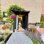 Town House With Garden - 1 Room With Shared Bathroom