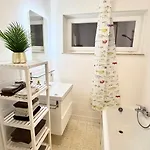Charming Two Bedroom Flat - Nato -