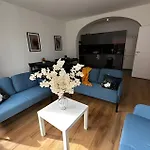 Cozy Private Room With Terrace & Workspace