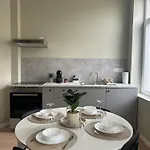 Elegant Renovated Apartment 2 Bedrooms Close To Transport