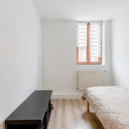 Beautiful Fully Renovated Apartment *