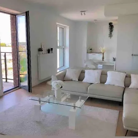 Luxury With Stunning View & Free Parking Apartment *