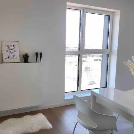 Luxury With Stunning View & Free Parking Apartment