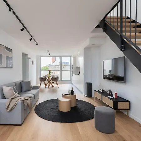 Spacious Duplex 1bd - Ch7 Apartment