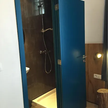 The82 Midi Hostel