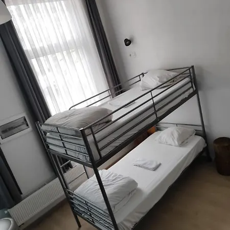 The82 Midi Hostel